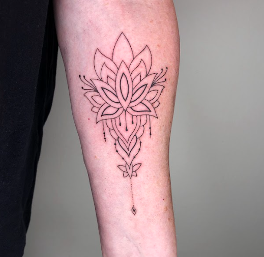 Fineline Lotus Tattoo, gestochen in  Düsseldorf